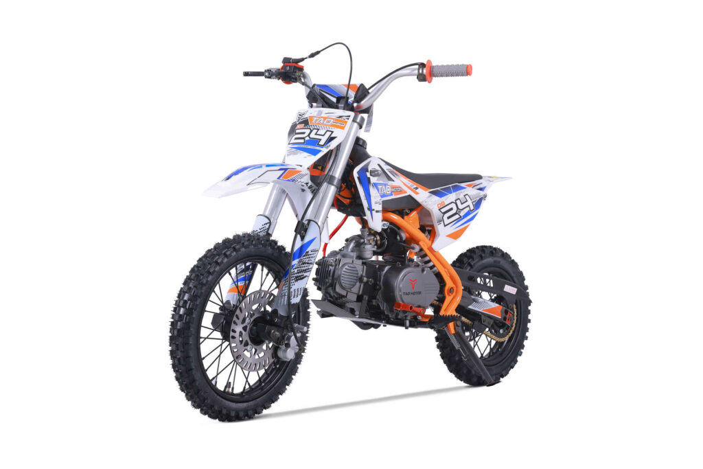 DB24_2022_studio_white_orange_front3q